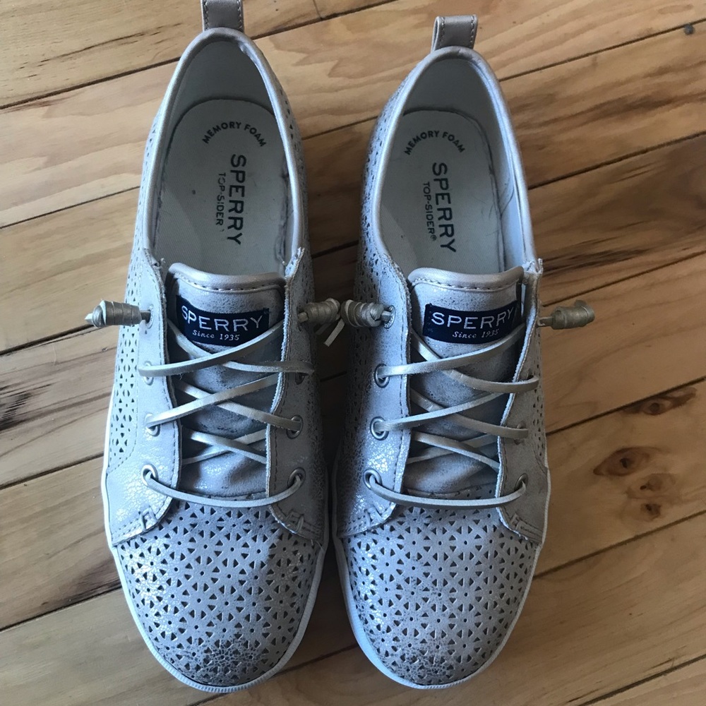 Sperry crest vibe